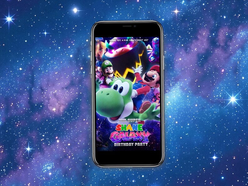 K&ouml;nnte beinhalten: Ein Smartphone zeigt eine farbenfrohe Einladung f&uuml;r eine Geburtstagsparty mit dem Thema Videospiel. Das Design zeigt einen gr&uuml;nen Dinosaurier und andere Charaktere mit dem Text "The Super Shane Galaxy Birthday Party". Der Hintergrund ist ein Sternenhimmel.
