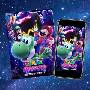 K&ouml;nnte beinhalten: Eine Geburtstagseinladung und ein Smartphone, das das gleiche Design anzeigt. Das Design zeigt Charaktere aus einem Videospiel, darunter ein gr&uuml;ner Dinosaurier, Mario und Toad. Die Einladung lautet "SHANE GALAXY BIRTHDAY PARTY". Der Hintergrund ist eine Sternengalaxie.