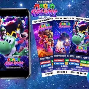 Op de afbeelding: Een smartphone toont een kleurrijke uitnodiging voor een "Super Mario Galaxy" verjaardagsfeest, met Yoshi, Mario en andere personages. Het uitnodigingsontwerp wordt herhaald op drie gedrukte kaarten, met evenementdetails en de tekst "You're Invited To". De achtergrond is een sterrenstelsel.
