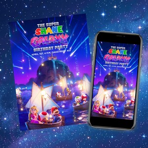 Puede incluir: Una invitaci&oacute;n de cumplea&ntilde;os y un tel&eacute;fono inteligente que muestra el mismo dise&ntilde;o. La invitaci&oacute;n y la pantalla del tel&eacute;fono presentan un dise&ntilde;o vibrante y colorido con el texto "THE SUPER SHANE GALAXY BIRTHDAY PARTY". El dise&ntilde;o incluye personajes de dibujos animados en botes.