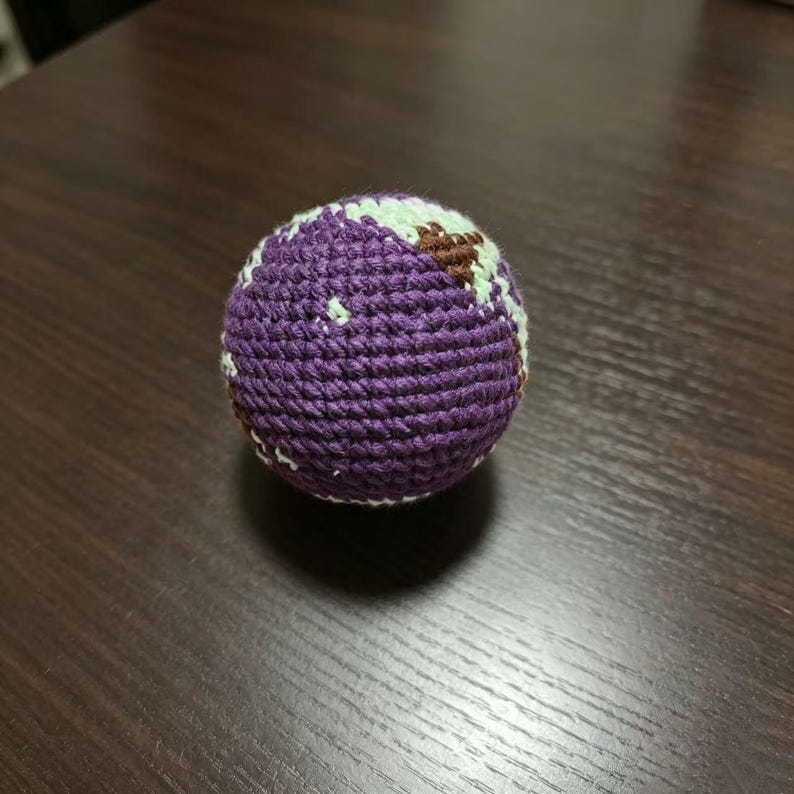 Handgemachter häkeln Erde Hacky Sack, Erde Schlüsselbund, Globe Charm Lila