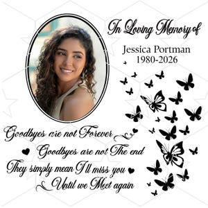 Peut inclure: Un design commémoratif avec un portrait d'une femme souriante dans un cadre ovale. Le texte dit "In Loving Memory of Jessica Portman 1980-2026." Des papillons noirs et des citations touchantes entourent l'image, créant un hommage sincère.