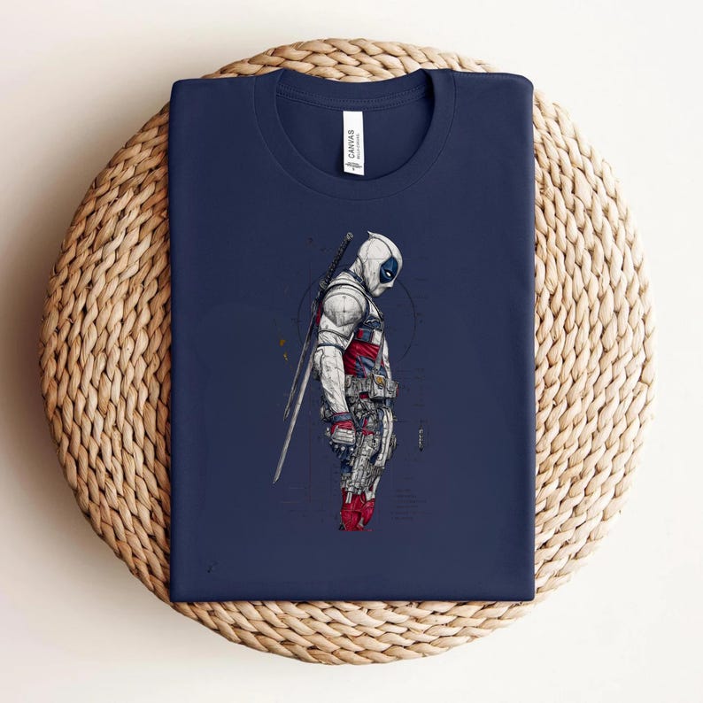Puede incluir: Una camiseta azul marino con una ilustraci&oacute;n gr&aacute;fica de un personaje que lleva una m&aacute;scara y un traje blancos con detalles en rojo, portando una espada en la espalda. El personaje aparece de perfil con equipo t&aacute;ctico y l&iacute;neas t&eacute;cnicas.