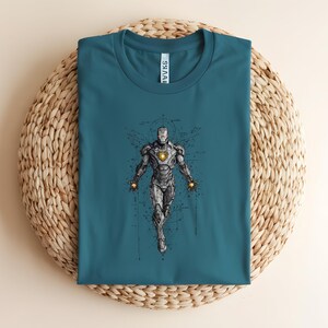 Op de afbeelding: Petrolkleurig T-shirt met een gedetailleerde illustratie van Iron Man. Het kunstwerk toont het pantser van het personage met ingewikkelde lijnen en een gloeiende boogreactor. Het shirt is gemaakt van zacht materiaal en is ideaal voor fans van de superheld.