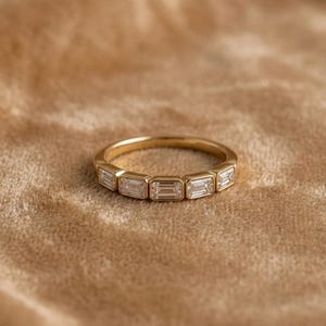 Smaragdslipad Moissanit Vigselring Guld, Bezelinfattad East West Half Eternity Band, Staplingsring, Art Deco-jubileumsring för kvinnor