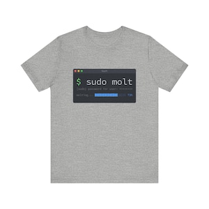 Peut inclure: T-shirt gris clair avec un motif d'une fenêtre de terminal affichant le texte "sudo molt". La fenêtre du terminal affiche une invite de mot de passe et une barre de progression à 73%.