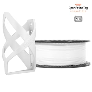 Puede incluir: Un carrete de filamento blanco para impresora 3D junto a un soporte de filamento blanco. El carrete tiene bordes negros arriba y abajo. Se ve el texto "OpenPrintTag compatible" y "NFC".