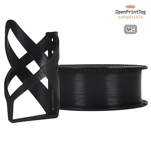 Puede incluir: Bobina de filamento negro para impresora 3D y un soporte negro para filamento. El soporte tiene un diseño entrecruzado y la palabra "PRISM" impresa. También se ve el texto "OpenPrintTag compatible" y "NFC".