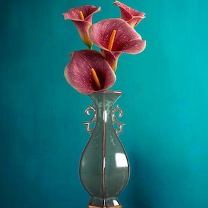 Emerald Imperial Vase – Luxury Glazed Ceramic Hexagonal Vase – High-End Home Decor – Limited Edition