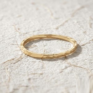 Anillo martillado para mujer, delicado anillo apilable, banda fina minimalista de oro, joyería texturizada hecha a mano, sencillo anillo de promesa, regalo para ella.