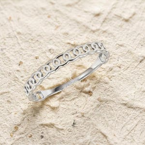 Interlocking Circle Ring for Women, Delicate Infinity Chain Wedding Band, Minimalist Dainty Stacking Ring, Women Jewelry Gift