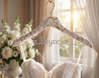 Percha nupcial personalizada, percha con nombre de boda, percha personalizada para vestido de novia, regalo para damas de honor, regalos de boda para mujeres, recuerdo de madera