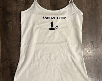 Snooze Fest Tank Top | Lustige Realität TV Shirt | Bravo inspiriert Tank | Sommer-Party-Shirt | Pop Kultur Tank