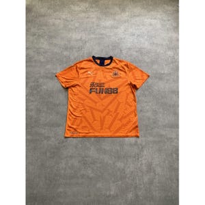 Herr Puma Orange Fotbollströja Polyester Storlek XL FUN88 Sponsor Newcastle United Vapensköld Geometriskt Mönster bild 1