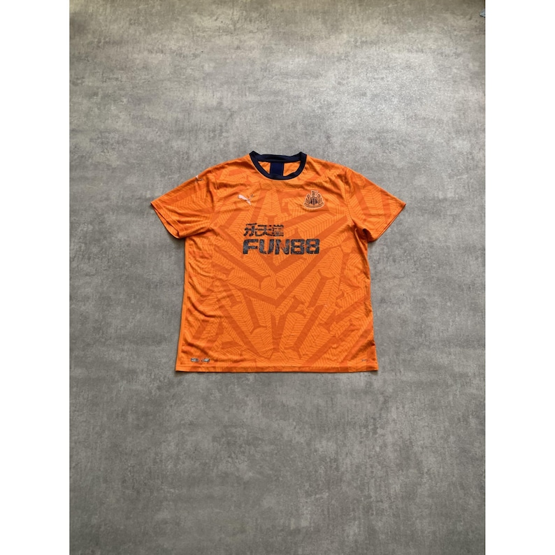Herr Puma Orange Fotbollströja Polyester Storlek XL FUN88 Sponsor Newcastle United Vapensköld Geometriskt Mönster bild 1