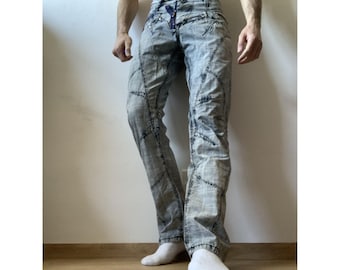 Męskie jeansy Cipo & Baxx w szarą kratę z denimu z kwasowym przetarciem, bawełniane, z prostymi nogawkami, kieszeniami zapinanymi na zamek, zdobionymi przeszyciami, haftowanym logo z tyłu