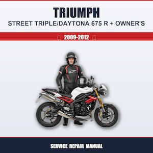 Puede incluir: Una motocicleta Triumph Street Triple/Daytona 675 R con un piloto con equipo de cuero negro y rojo. La motocicleta es blanca, roja y negra con detalles dorados. El texto de la imagen dice "2009-2012" y "Service Repair Manual."