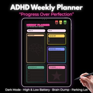 Pode incluir: Um planejador semanal digital para TDAH em um tablet com o texto "ADHD Weekly Planner" e "Progress Over Perfection". O planejador apresenta seções para despejos cerebrais, bateria alta e baixa e um estacionamento. O design inclui modo escuro e detalhes coloridos.