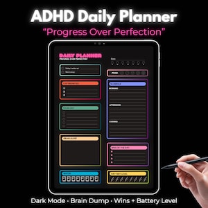 Pode incluir: Planeador diário digital para TDAH num tablet com fundo preto. O planeador inclui secções para as principais prioridades, listas de tarefas e uma área de brainstorming. O texto "ADHD Daily Planner" e "Progress Over Perfection" são exibidos no topo. O planeador também tem um indicador de nível de bateria.