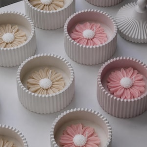 Bougie Marguerite Sculptée en Pot Strié sans couvercle