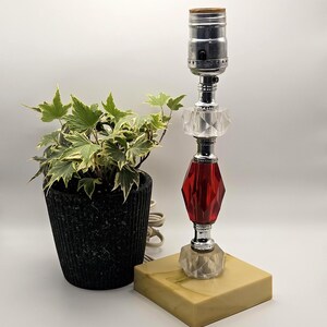 Lámpara de tocador Gilbert estilo Hollywood Regency - Lucite rojo imitación alabastro
