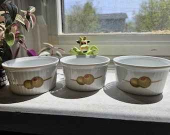 Set di 3 ciotoline vintage Royal Worcester Evesham M, per soufflé, modello reversibile con motivo olive e more, anno 1981.