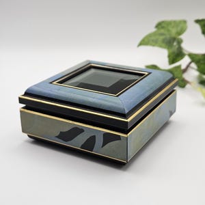 Portagioie vintage italiano in legno laccato stile Sorrento, con inserti in finta malachite e specchio smussato trasparente, stile Hollywood Regency, realizzato a mano.