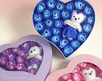 Hartvormige doos met 22 zeepbloemen en een teddybeer – Valentijnsdag, verjaardag, huwelijksgeschenk, geurend rozenboeket