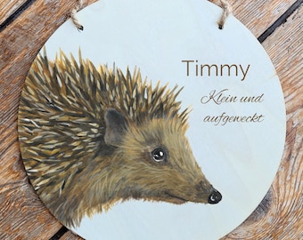 Personalized wooden sign with hand-painted hedgehog | Custom name and text | Round, 20 cm | Nameplate | Gift for any occasion