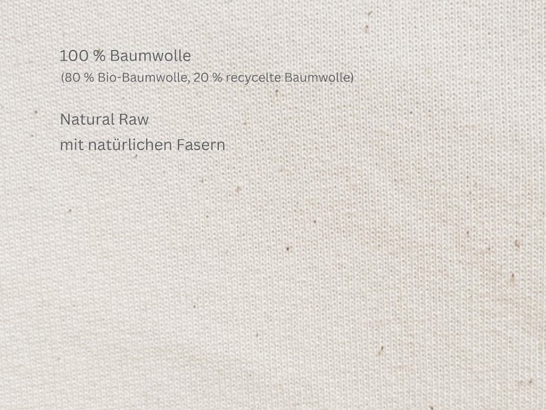 May include: Close-up of a cream-coloured fabric with text. The text reads "100% Baumwolle (80% Bio-Baumwolle, 20% recycelte Baumwolle)", "Natural Raw", and "mit nat&uuml;rlichen Fasern". The fabric has a textured appearance.