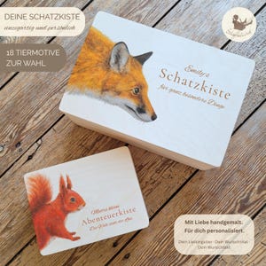 Könnte beinhalten: Zwei rechteckige Holzkisten mit heller Holzmaserung. Die größere Kiste zeigt eine Fuchsillustration und den Text Emily's Schatzkiste für ganz besondere Dinge. Die kleinere Kiste zeigt eine Eichhörnchenillustration und den Text Mattis kleine Abenteuerkiste Die Welt steht dir offen.
