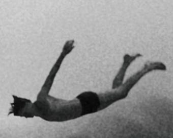 Fotografia artística Gravita Fine Art – Figura minimalista flutuante em preto e branco, edição emoldurada