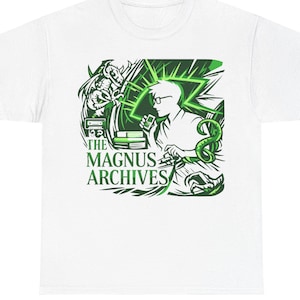 Könnte beinhalten: Weißes T-Shirt mit einem grün-schwarzen Grafikdesign. Das Design zeigt eine Person mit Brille, Bücher und den Text "THE MAGNUS ARCHIVES". Die Grafik hat eine stilisierte Comic-Ästhetik.