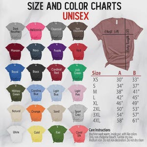 Puede incluir: Una tabla de tallas y colores para camisetas unisex. La tabla muestra varios colores de camisetas, incluyendo gris oscuro, granate y azul real. Las medidas se proporcionan en pulgadas para el pecho y la longitud del cuerpo, desde XS hasta 4XL. Tambi&eacute;n se incluyen instrucciones de cuidado.