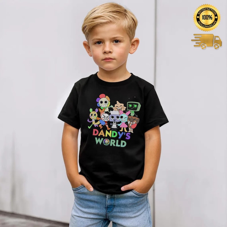 Może przedstawiać: Czarny t-shirt z kolorową grafiką postaci z kresk&oacute;wek i napisem "Dandy's World" w gradientowym stylu. Koszulka jest noszona przez małe dziecko.