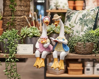 Resin Duck Couple Figurines, Duck Couple Garden Statues, Whimsical Outdoor Decor, Resin Goose Figurines with Clothes & Boots for Porch