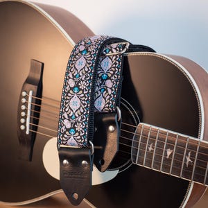 Vintage gitaarband uit de jaren 70 van jacquardstof, met bloemenpatroon, leren uiteinden, handgemaakt in Frankrijk «Rose Bloom»
