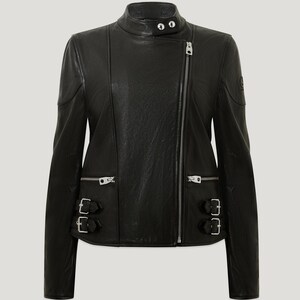 Op de afbeelding: Zwarte leren jas met een opstaande kraag, asymmetrische rits en zilverkleurige hardware. Voorzien van twee ritszakken en verstelbare gespen in de taille. Een klassieke bikerjas.