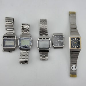 Op de afbeelding: Een rustiek houten bord met de tekst "Welcome to our home" in witte letters. Het bord heeft een verweerde afwerking en een eenvoudig, uitnodigend ontwerp, perfect voor entree decoratie.