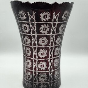 Excepcional jarrón grande de cristal checo talla rubí estilo boho, de 35,5 cm (14") con diseño de estrella.