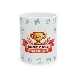 Può includere: Tazza in ceramica bianca con un trofeo dorato pixelato e la scritta "1%" e "EDGE CASE CHAMPION" su uno striscione rosso. La tazza è decorata con varie icone e testo relativi ai test del software.