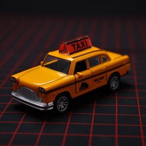 Può includere: Un taxi giocattolo giallo con griglia argentata, motivi a scacchiera neri sui lati e un cartello sul tetto con la scritta TAXI in lettere nere. Il veicolo ha ruote nere e una piccola grafica di uno skyline cittadino sulla portiera.