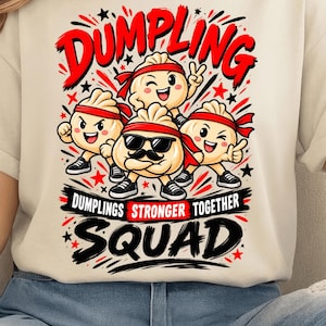 Może przedstawiać: Beżowy t-shirt z grafiką przedstawiającą cztery animowane pierożki w czerwonych opaskach na głowach i czarnych trampkach. Napis głosi DUMPLING SQUAD oraz DUMPLINGS STRONGER TOGETHER czarnymi i czerwonymi literami, z czarnymi i czerwonymi gwiazdkami.