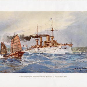 Könnte beinhalten: Vintage nautischer Druck, der ein großes weißes Kriegsschiff und ein kleineres braunes Segelboot auf blauem Meer zeigt. Das Kriegsschiff hat mehrere Schornsteine und bewegt sich vorwärts. Der Druck hat Text unten.