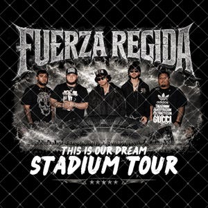 Op de afbeelding: Zwart-wit afbeelding met de band Fuerza Regida. De bandleden zijn gecentreerd onder de naam van de band, met de tekst "THIS IS OUR DREAM STADIUM TOUR" eronder. De achtergrond heeft een bliksem- en rasterpatroon.