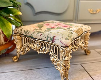 Podnóżek żeliwny w stylu vintage Hollywood Regency Gold z poduszką w kształcie kwiatowej tkaniny i francuskim taboretem toaletowym