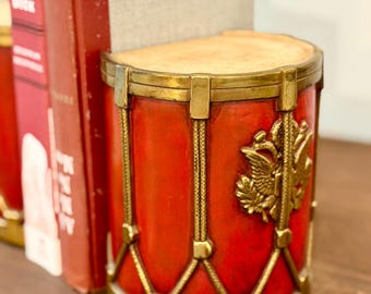 Sujetalibros de bronce vintage Marion con forma de tambor, águila militar roja y dorada, latón macizo.