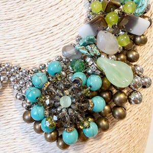 Collar babero con cuentas turquesas estilo Y2K de Pam Hiran Anthropologie imagen 2