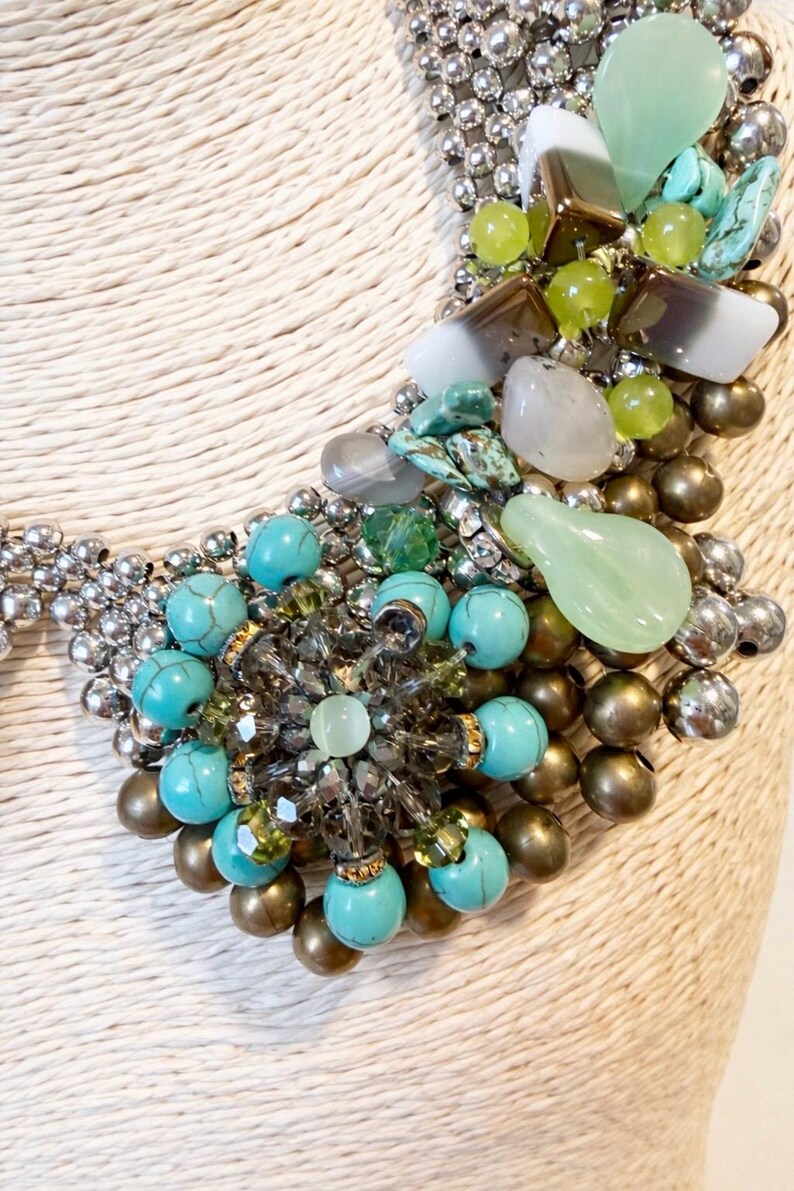Collar babero con cuentas turquesas estilo Y2K de Pam Hiran Anthropologie imagen 2
