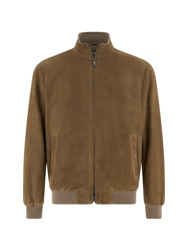 Peut inclure: Veste de bombardier en daim marron avec fermeture &eacute;clair int&eacute;grale. La veste a un col montant, des poignets et un ourlet c&ocirc;tel&eacute;s. Elle comporte deux poches lat&eacute;rales et est faite d'un mat&eacute;riau doux et textur&eacute;. La veste mesure environ 76 cm de long.